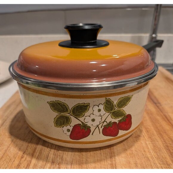 Vintage Strawberry Fields 2 Quart Enamel Cooking Pot with lid - Picture 1 of 16